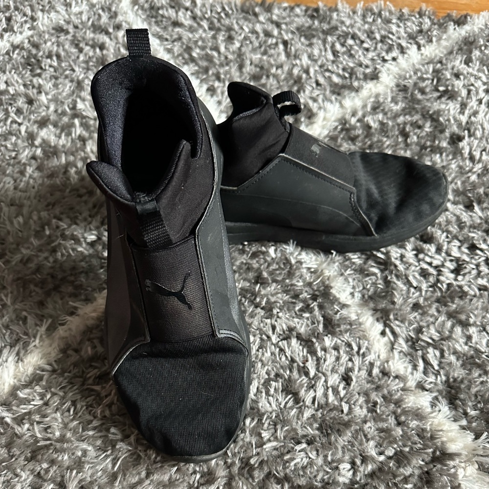 Black puma tennis shoes